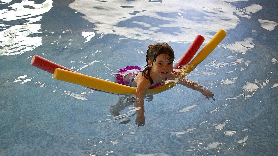 Kleines Mädchen im Schwimmbad.