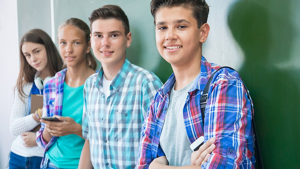 Schüler vor einer Tafel 